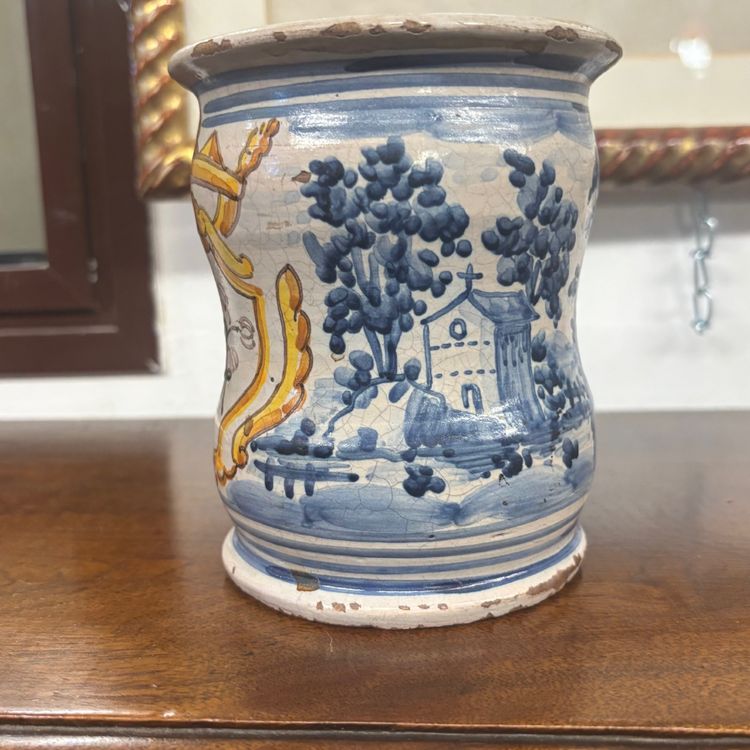 Pot de pharmacie Albarello ancien orné d'armoiries et d'une couronne. Naples, XVIIIe siècle. Hauteur : 13,50 cm.