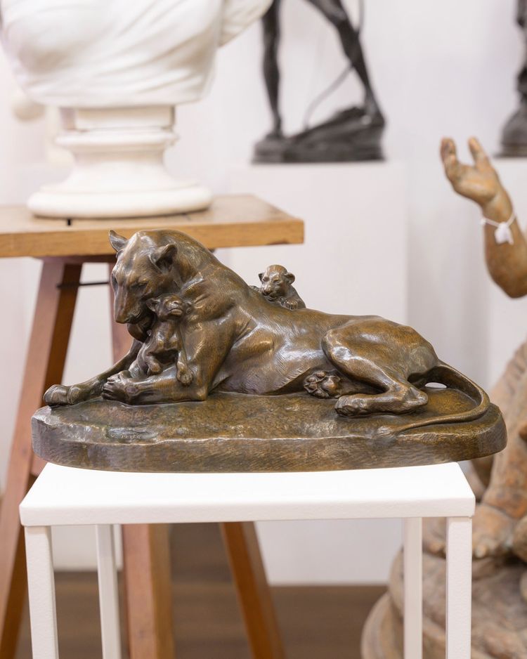 Skulptur – Löwin mit Jungen, Victor Peter (1840–1918) – Bronze