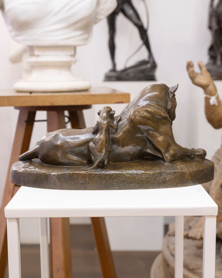 Skulptur – Löwin mit Jungen, Victor Peter (1840–1918) – Bronze
