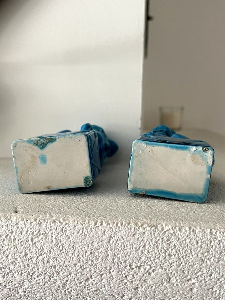 Paar blaue Foo-Hunde – Blaue chinesische glasierte Keramik – Mitte des 20. Jahrhunderts