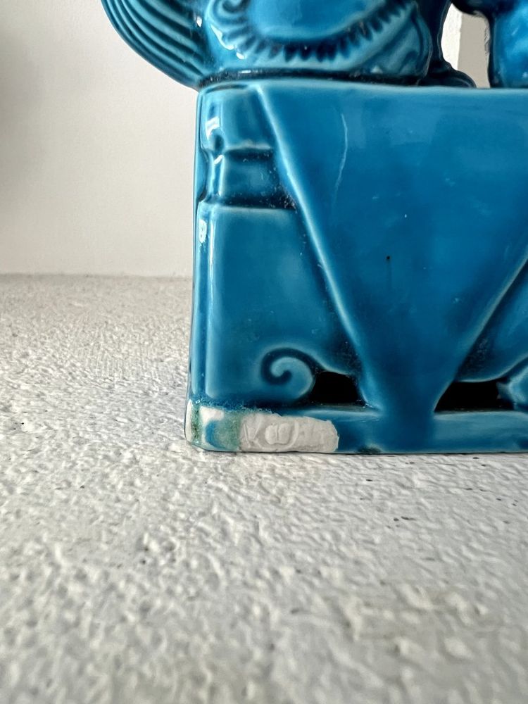 Paar blaue Foo-Hunde – Blaue chinesische glasierte Keramik – Mitte des 20. Jahrhunderts