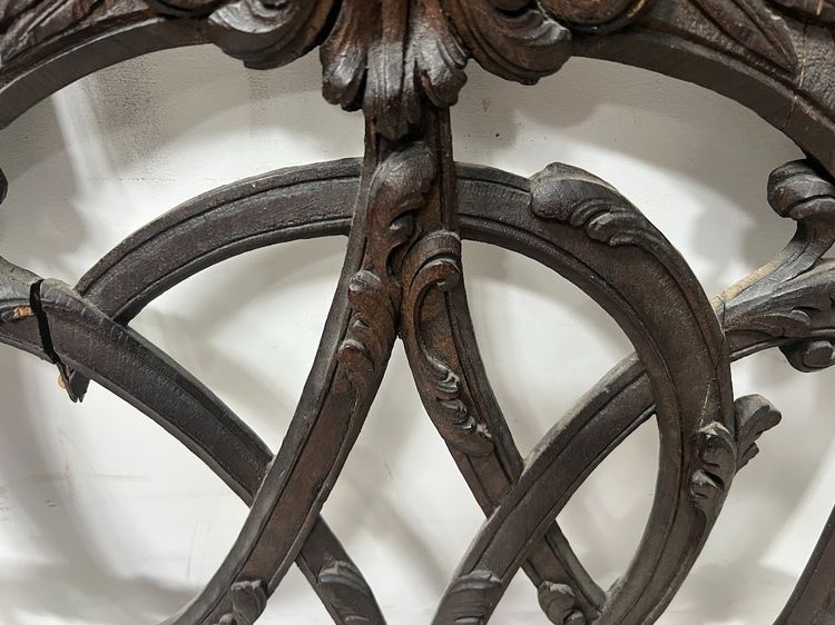 Elément d'architecture en chêne sculpté monogrammé  " V D " XVIII siècle