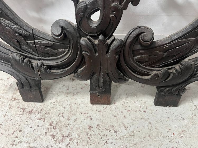 Elément d'architecture en chêne sculpté monogrammé  " V D " XVIII siècle