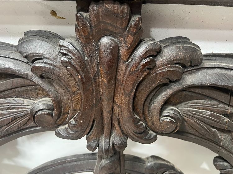 Elément d'architecture en chêne sculpté monogrammé  " V D " XVIII siècle