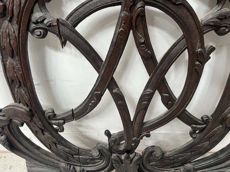 Elément d'architecture en chêne sculpté monogrammé  " V D " XVIII siècle