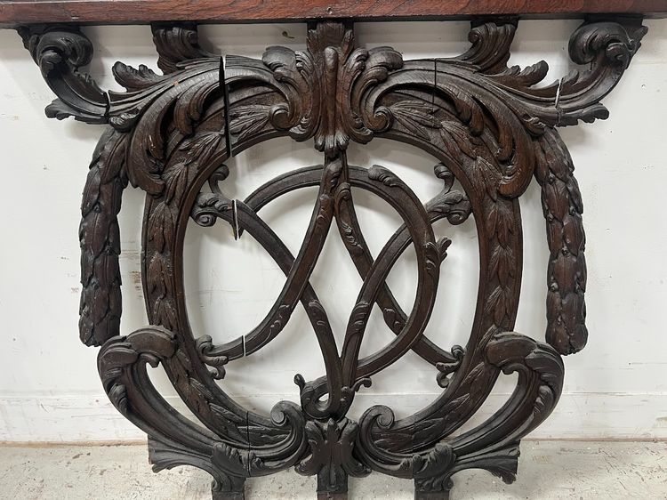Elément d'architecture en chêne sculpté monogrammé  " V D " XVIII siècle