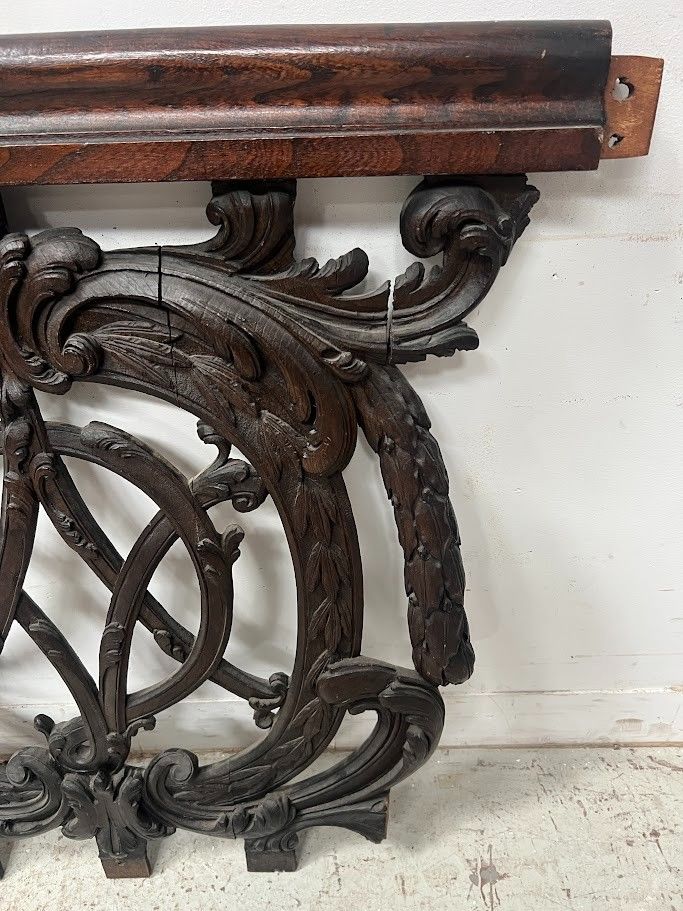 Elément d'architecture en chêne sculpté monogrammé  " V D " XVIII siècle