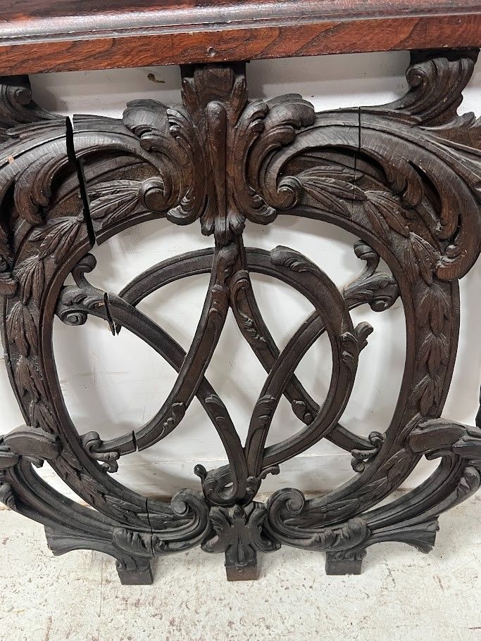 Elément d'architecture en chêne sculpté monogrammé  " V D " XVIII siècle