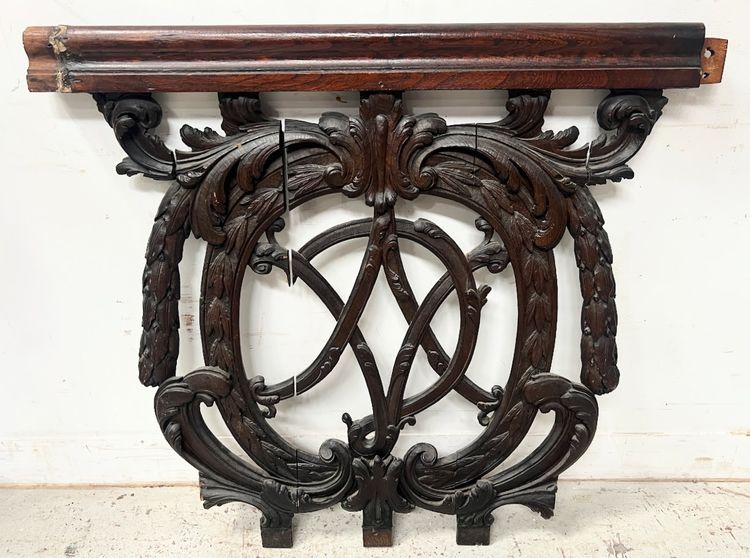 Elément d'architecture en chêne sculpté monogrammé  " V D " XVIII siècle