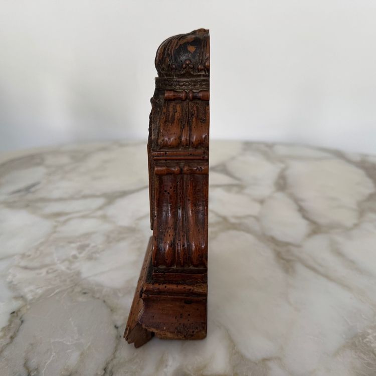 Vierge à l'Enfant en noyer XVIIe dans son hôtel