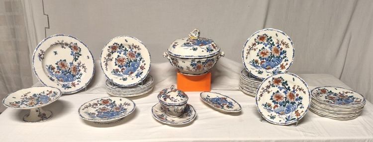 Gien factory. Circa 1900. Earthenware dinner service, "Rooster and Peony" pattern, 37 pieces.
