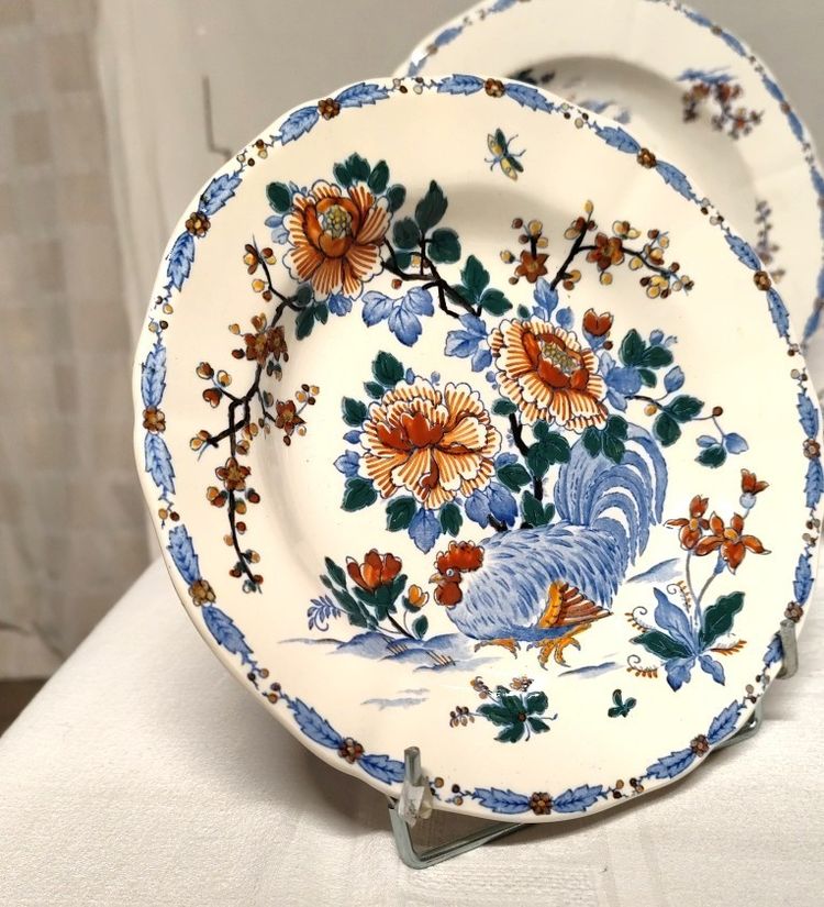 Gien factory. Circa 1900. Earthenware dinner service, "Rooster and Peony" pattern, 37 pieces.