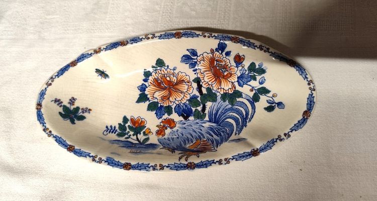 Gien factory. Circa 1900. Earthenware dinner service, "Rooster and Peony" pattern, 37 pieces.