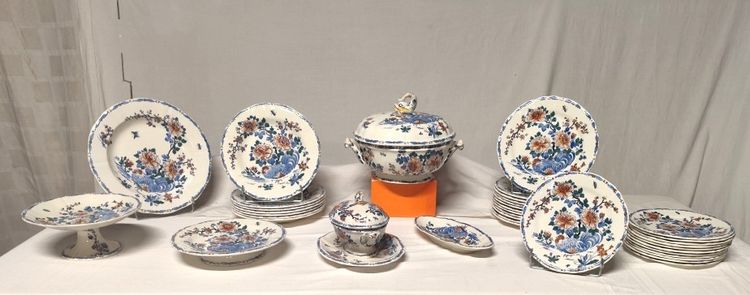 Gien factory. Circa 1900. Earthenware dinner service, "Rooster and Peony" pattern, 37 pieces.