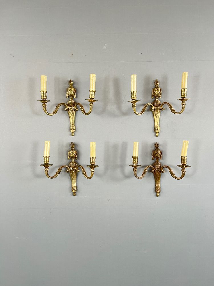 Set aus vier bronzenen Wandleuchten, Stil Louis XVI, 20. Jahrhundert