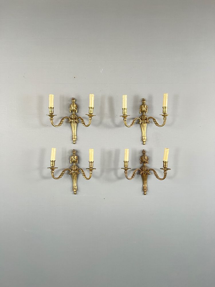Set aus vier bronzenen Wandleuchten, Stil Louis XVI, 20. Jahrhundert