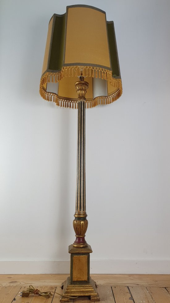 Lampadaire en bois polychromé circa 1970