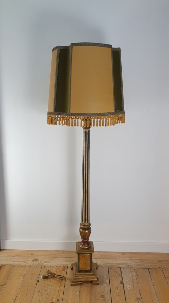 Lampadaire en bois polychromé circa 1970