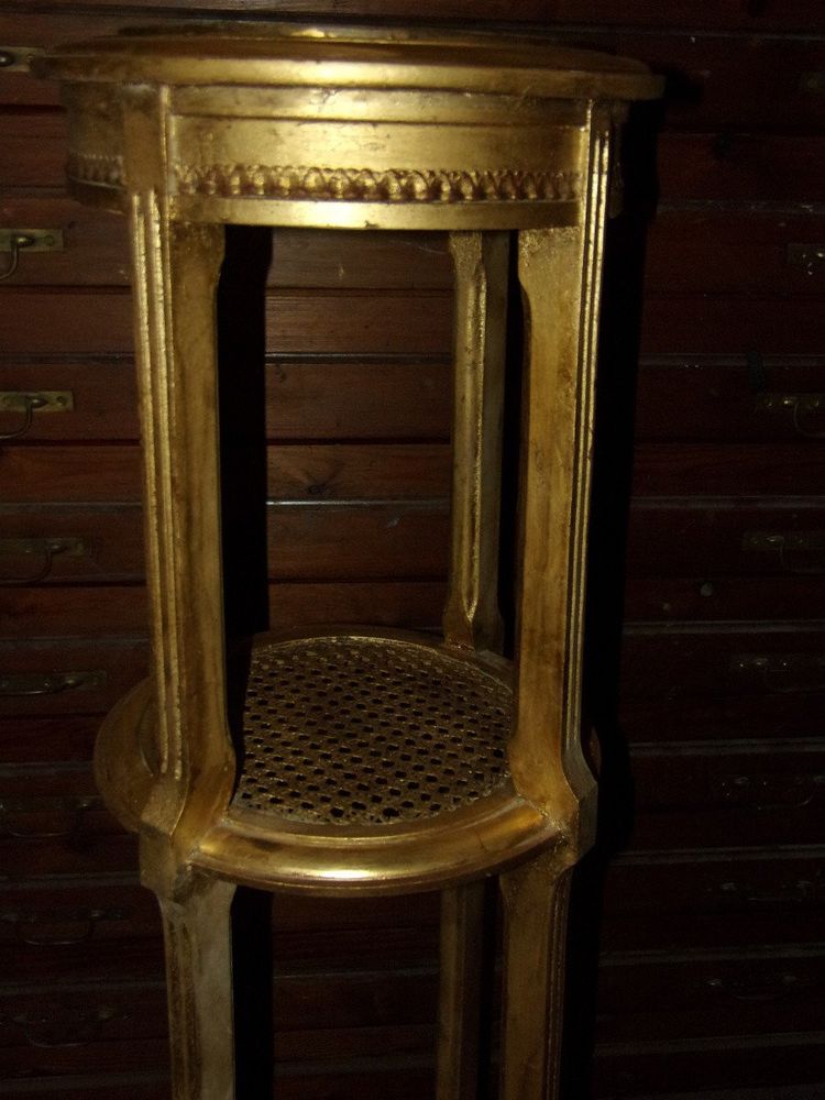 Tavolino del XIX secolo in legno dorato.