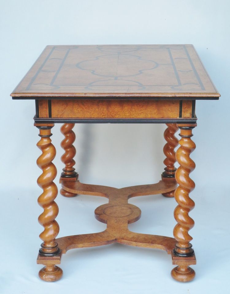 Table de style Louis XIII, époque  N III.  