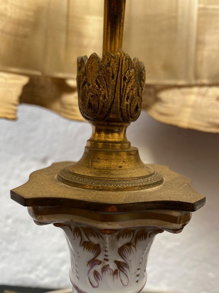 Paire de lampes en porcelaine à décor de fleurs et abat-jour juponnés, XIXe