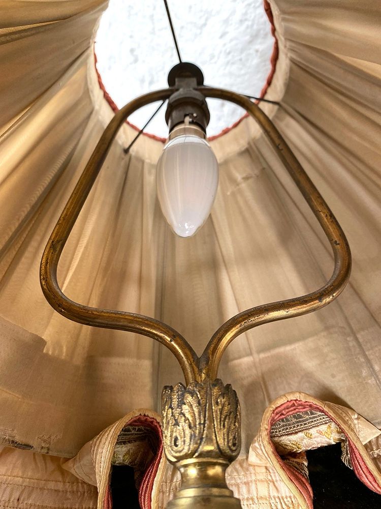 Paire de lampes en porcelaine à décor de fleurs et abat-jour juponnés, XIXe