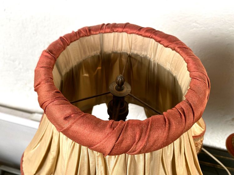 Paire de lampes en porcelaine à décor de fleurs et abat-jour juponnés, XIXe