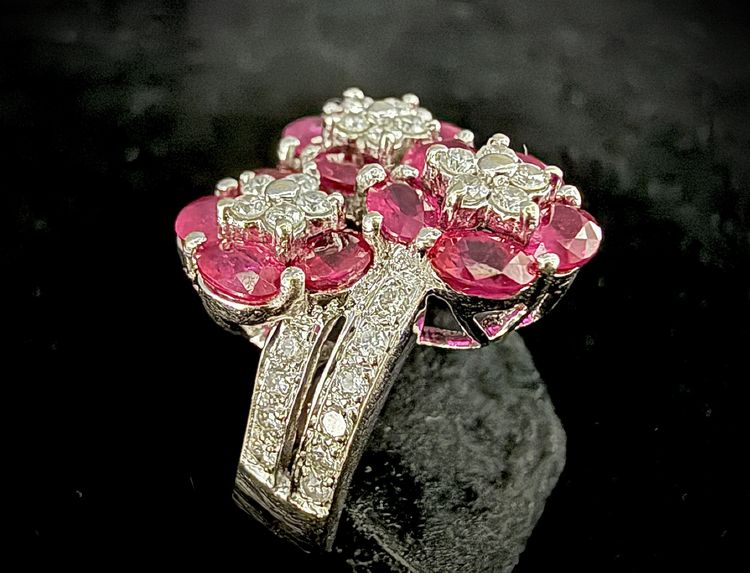 Bague Cocktail - 2,50 ct de Rubis naturels et 0,85 ct de Diamants - monture Or Blanc 18K