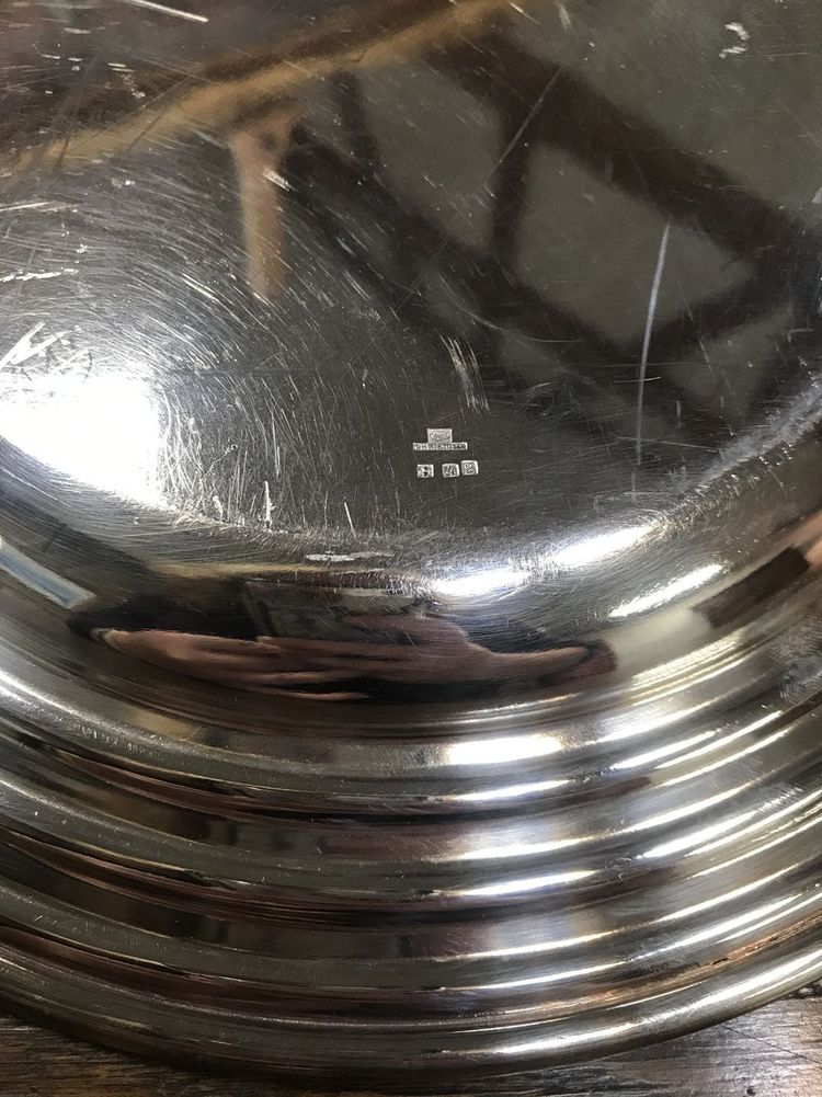 Plat rond en métal argenté de la maison Christofle