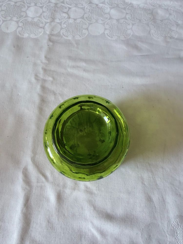 Antike grüne Schmuckschatulle aus emailliertem Glas mit Gänseblümchen – Jugendstil