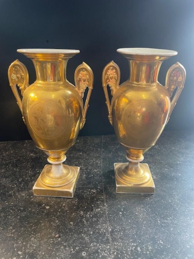 Paire de vases en porcelaine de Paris