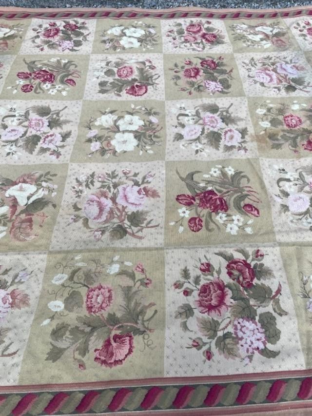 Important tapis aux petits points dans l'esprit de la savonnerie