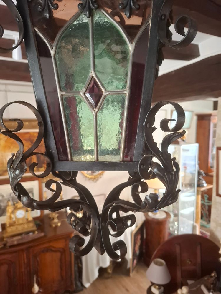 Lanterne en fer forgé et vitraux montés au plomb, d’époque XIXème siècle.