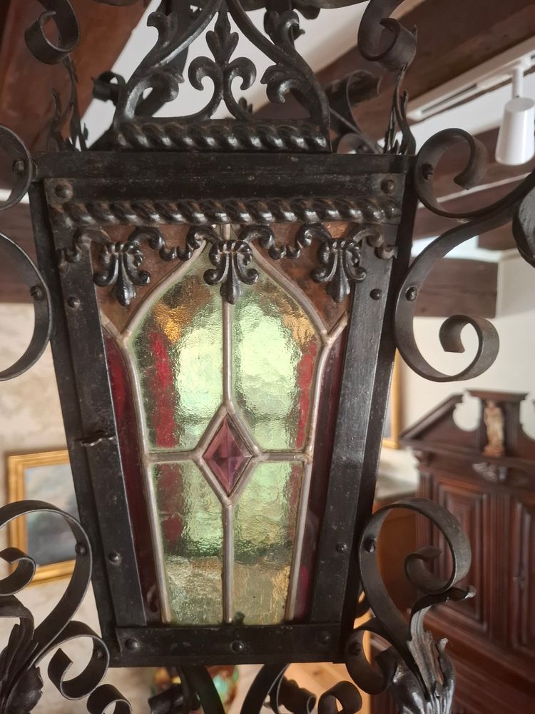 Lanterne en fer forgé et vitraux montés au plomb, d’époque XIXème siècle.