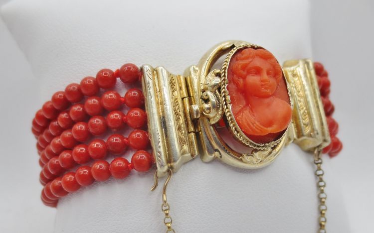 Bracelet en corail et vermeil, XIXe siècle.
