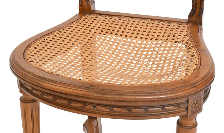 Suite de 8 chaises de style Louis XVI 