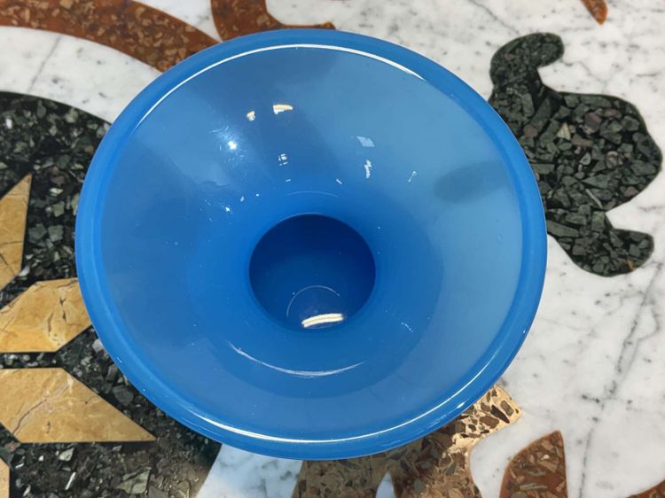 Vaso - sputacchiera antica del XIX secolo in vetro opalino blu