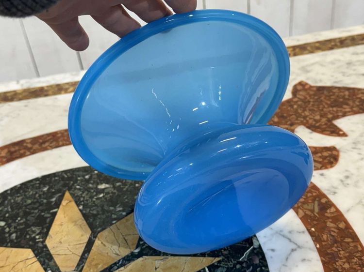 Vaso - sputacchiera antica del XIX secolo in vetro opalino blu