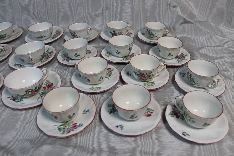 Service à thé et à café en faïence de Lunéville décor Reverbère floral époque 20ème