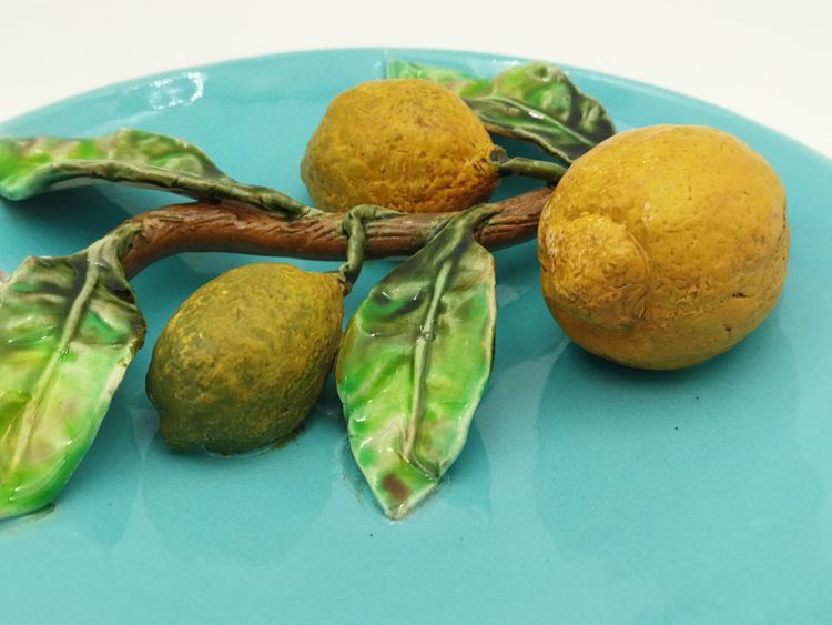 MENTON Assiette En Barbotine à Décor de Citron en Trompe l'Œil Fort Relief  COLLECTION