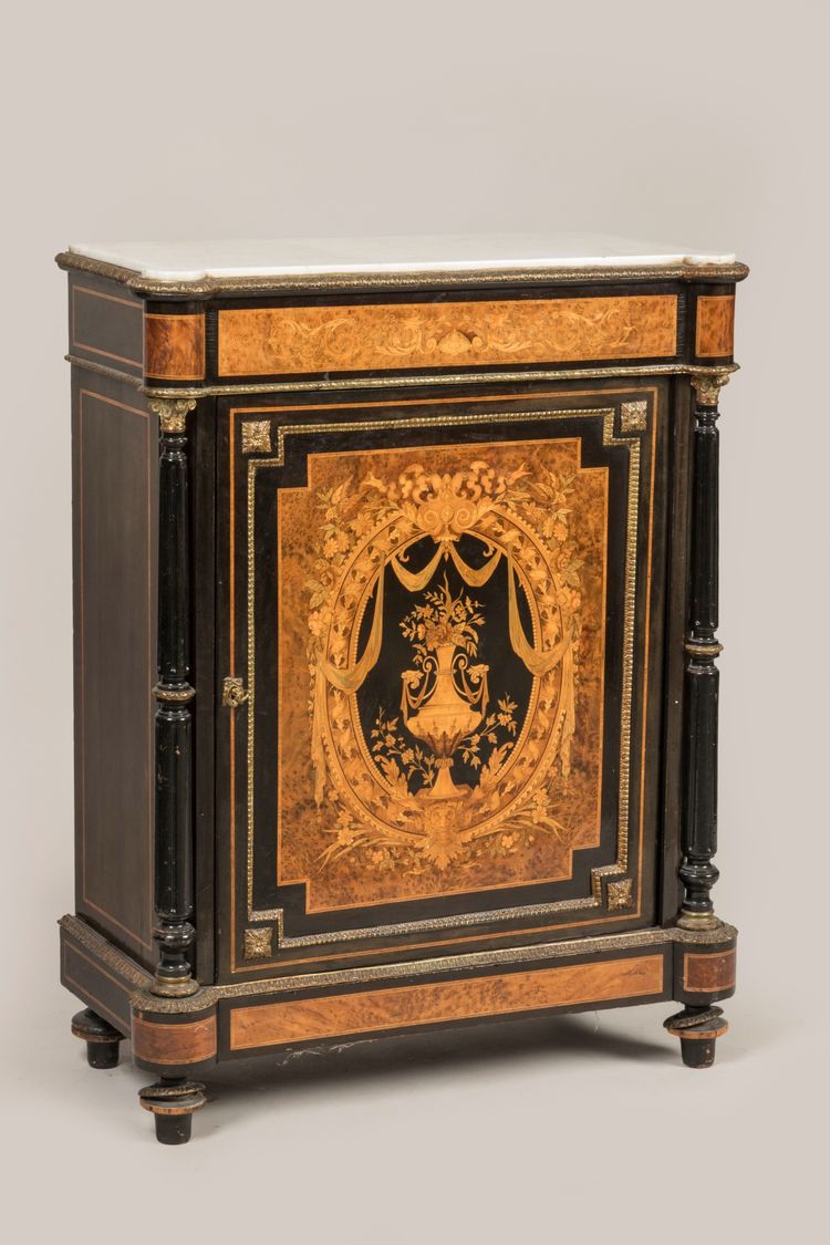 Tavolino in legno laccato nero con intarsi.