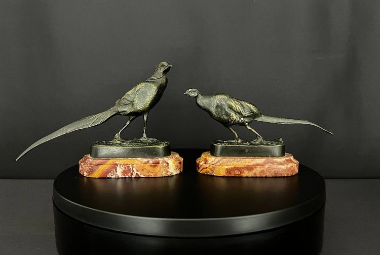 Paire de faisans en bronze patiné sur marbre rouge 
