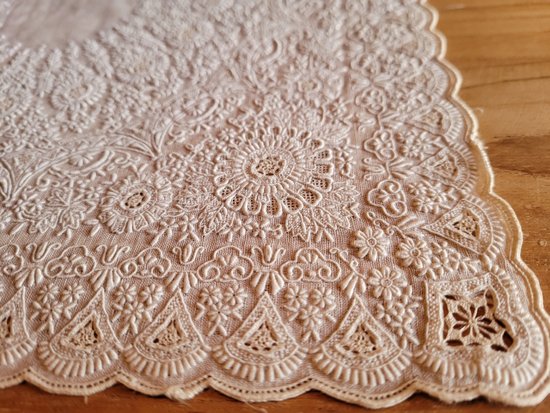 Mouchoir avec une extraordinaire broderie, époque XIXe siècle