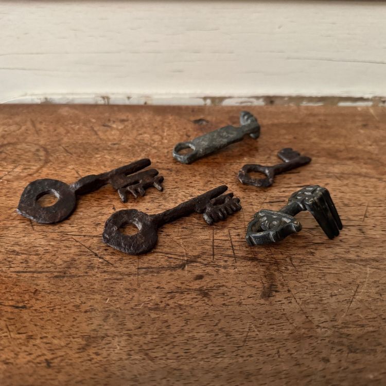 Set di 5 chiavi in ferro battuto, periodo alto, patina originale