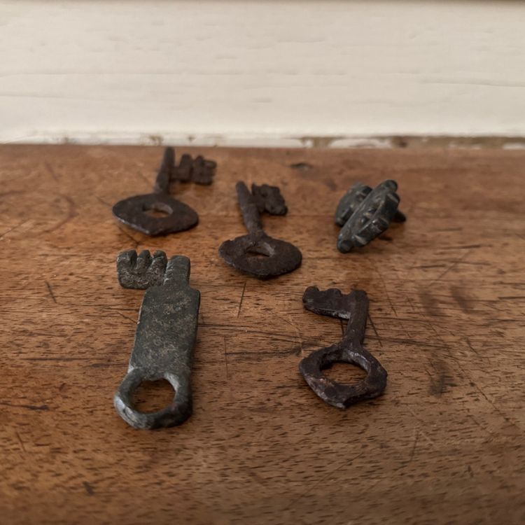 Set di 5 chiavi in ferro battuto, periodo alto, patina originale
