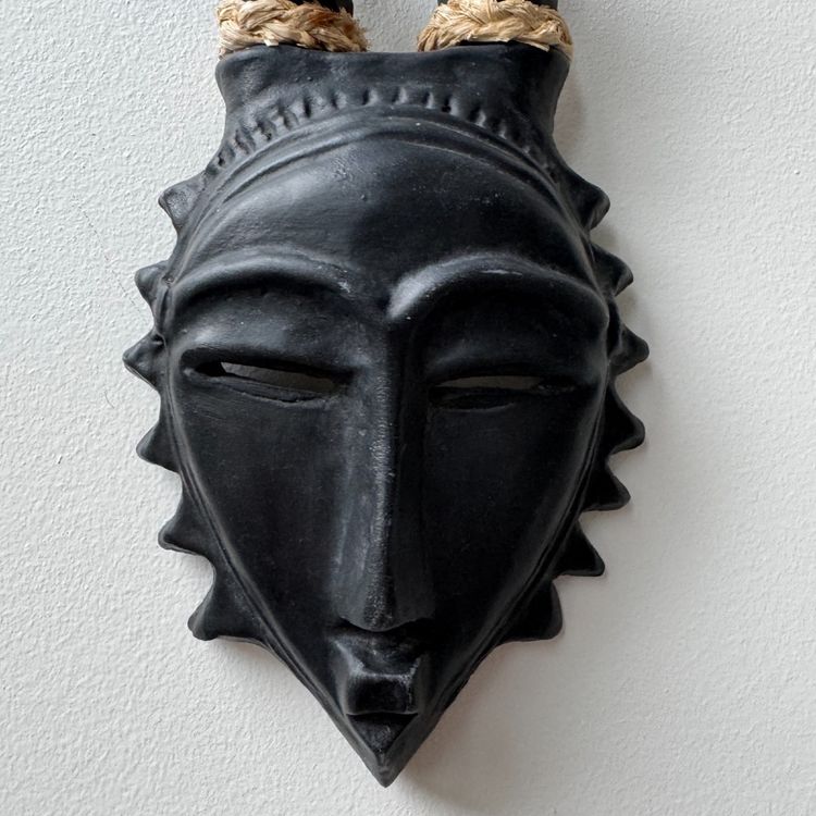 Masque africaniste par Jacques Sagan Vallauris céramique noire