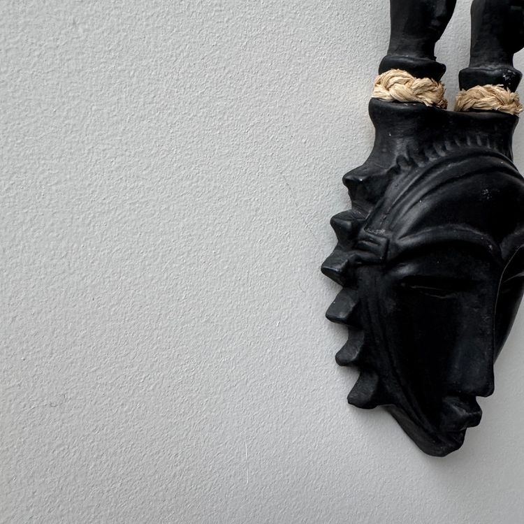 Masque africaniste par Jacques Sagan Vallauris céramique noire