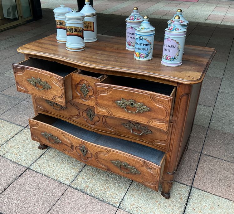 Une commode régionale du XVIIIe siècle en noyer.