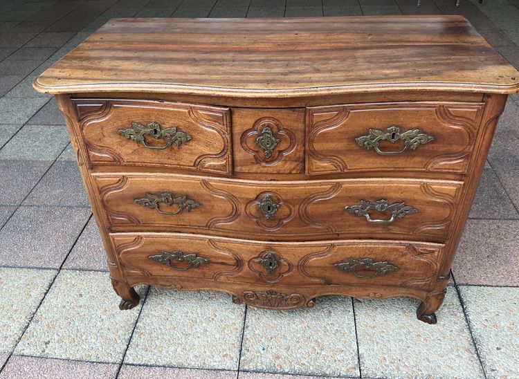Une commode régionale du XVIIIe siècle en noyer.