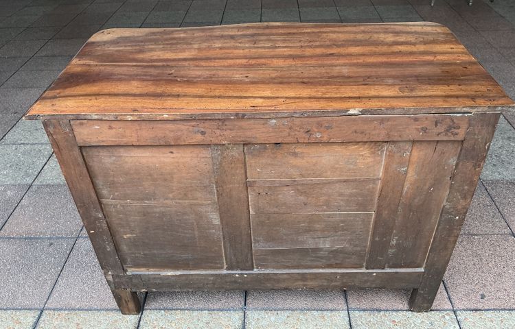 Une commode régionale du XVIIIe siècle en noyer.